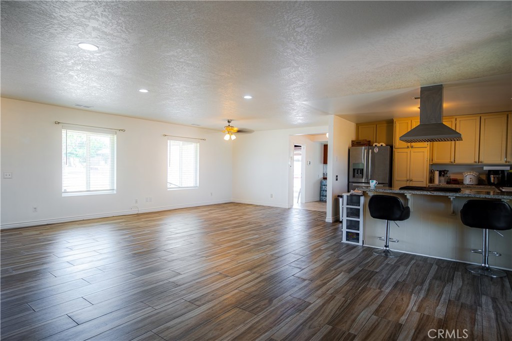 9450 Mango Avenue Property Photo 3