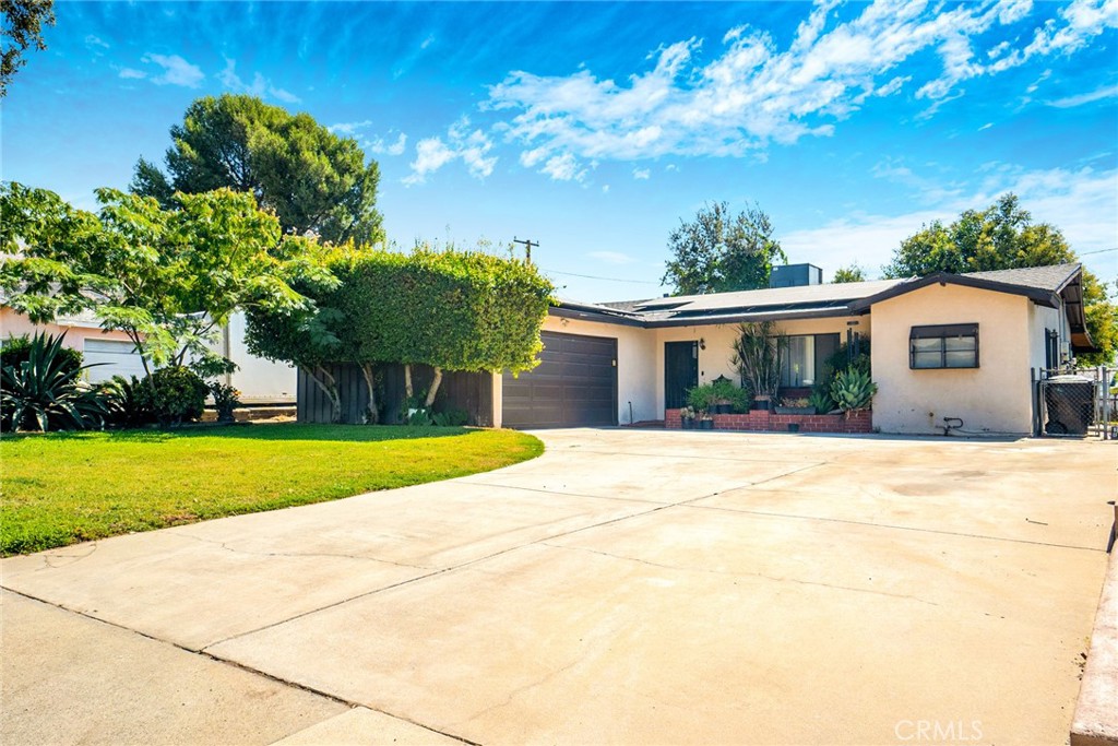 4895 N F Street Property Photo 2