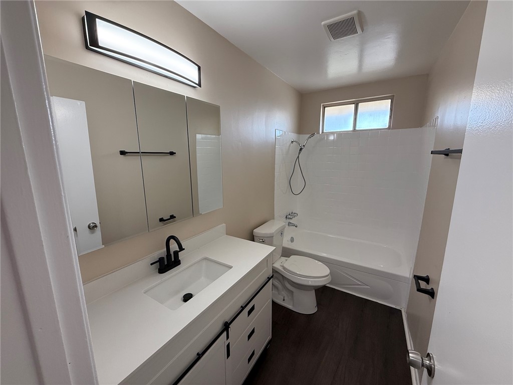 256 Euclid Place B Property Photo 12