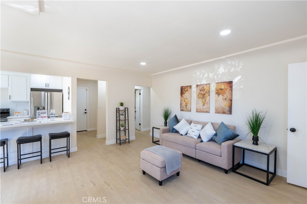 911 W George Street Property Photo 8