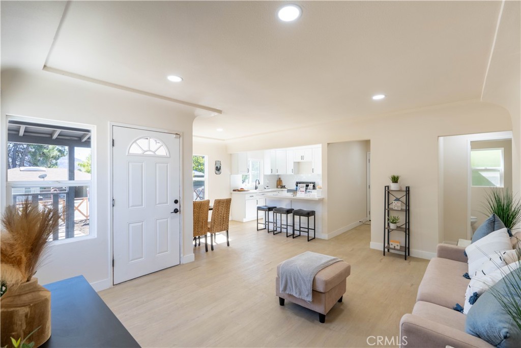 911 W George Street Property Photo 9