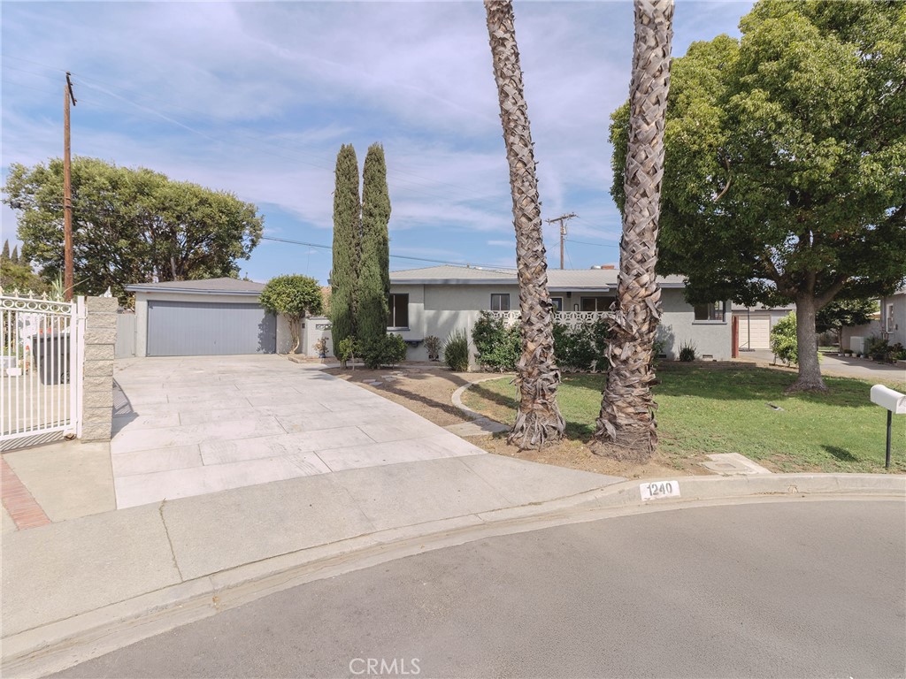 1240 S Bromley Avenue Property Photo 1
