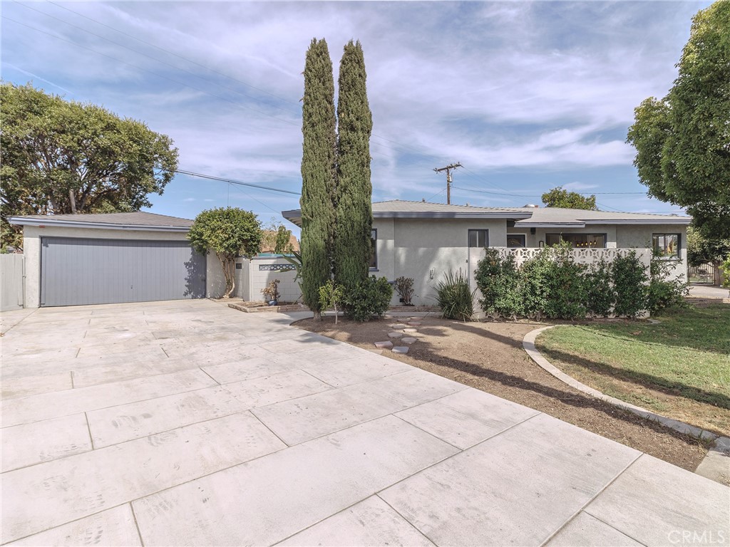 1240 S Bromley Avenue Property Photo 2