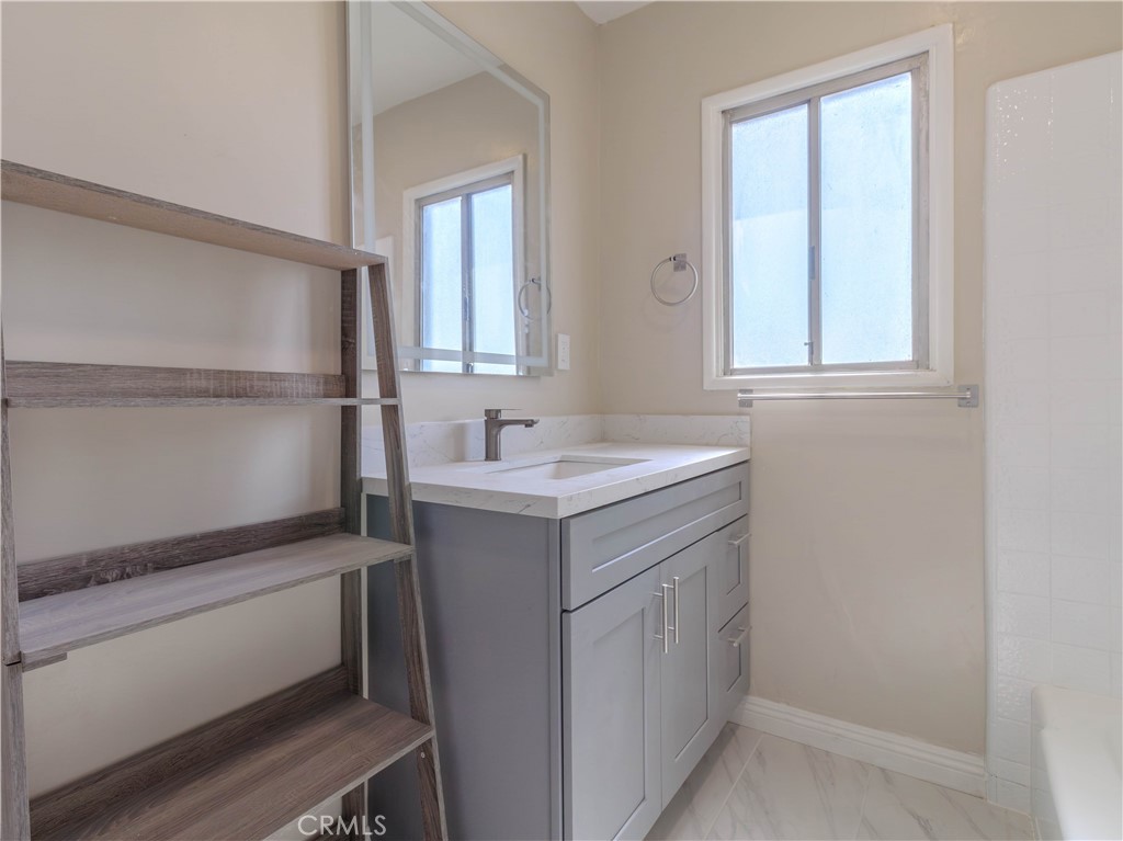 1240 S Bromley Avenue Property Photo 18