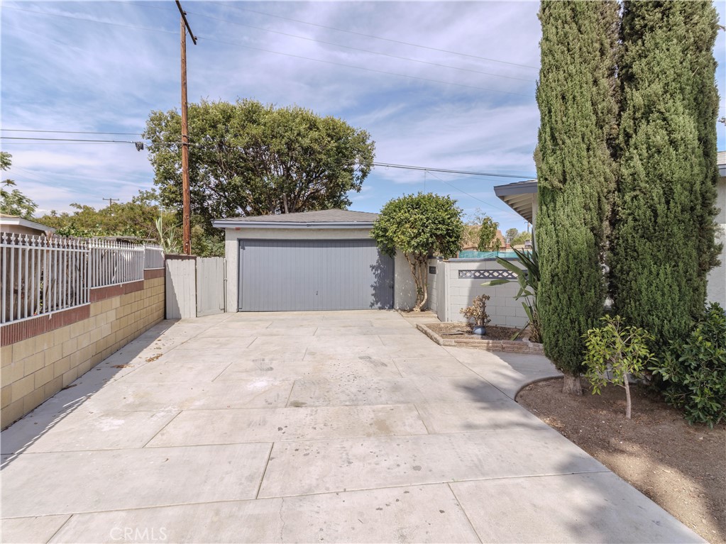 1240 S Bromley Avenue Property Photo 30