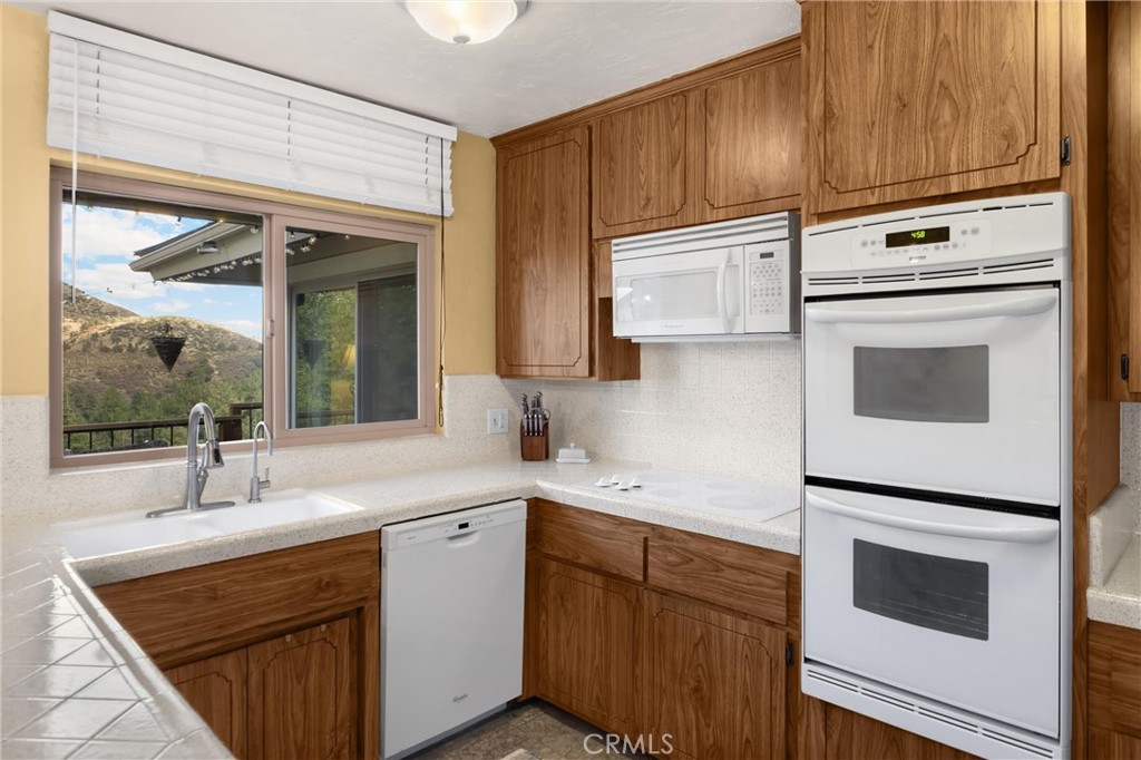 5495 Summit Drive Property Photo 14