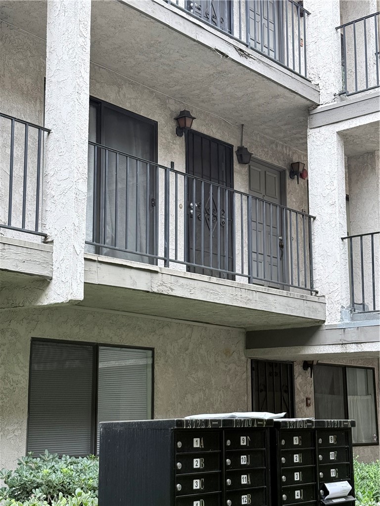 13721 Los Angeles Property Photo 3