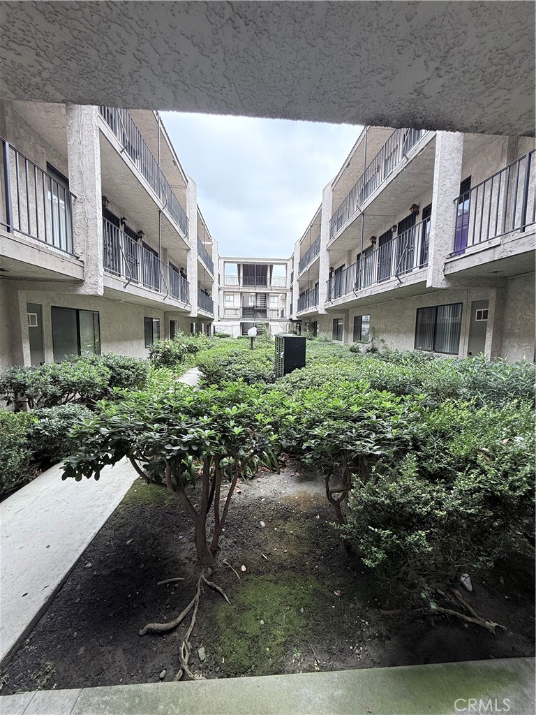 13721 Los Angeles Property Photo 4