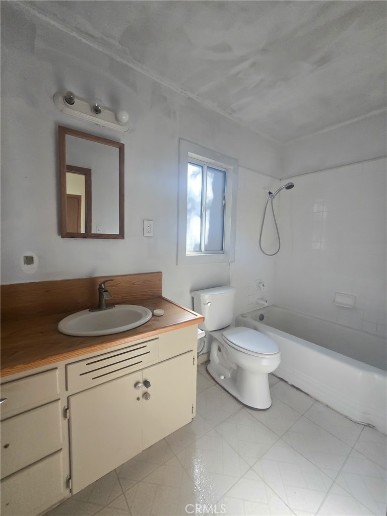 629 Chateau Property Photo 23