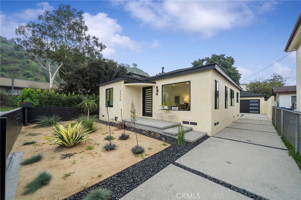 2229 Shoredale Property Photo 1