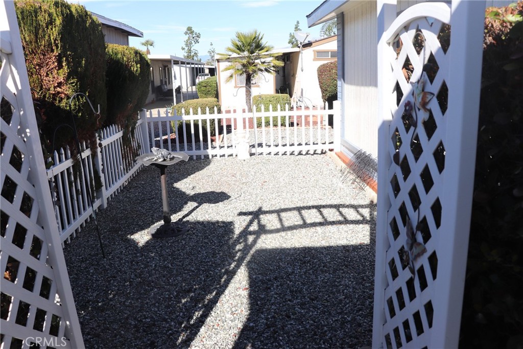 1250 N Kirby Property Photo 16