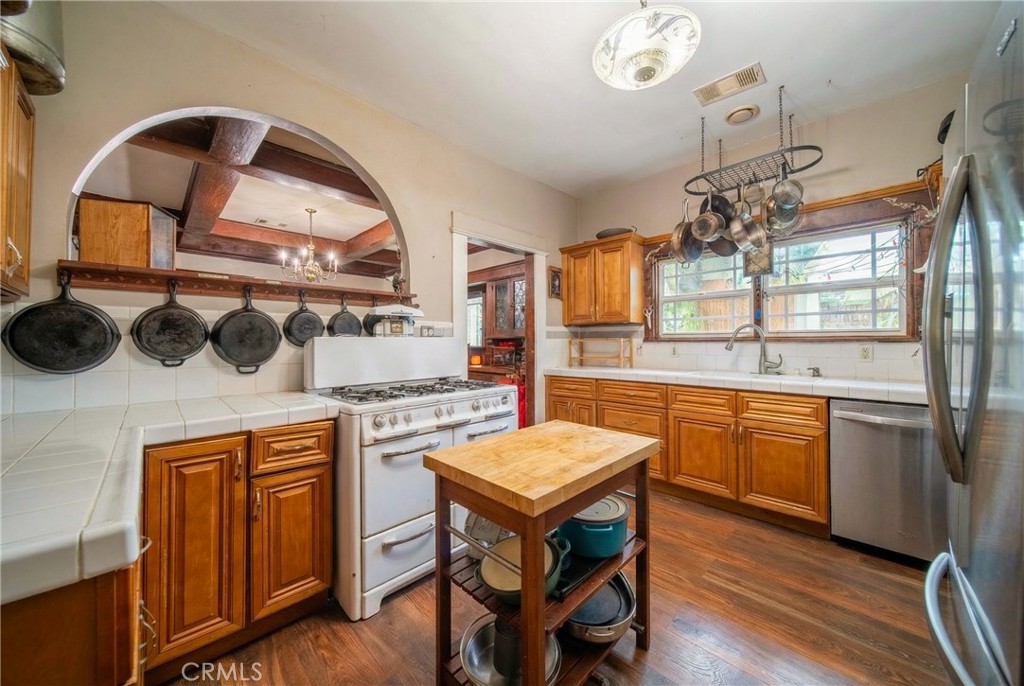 1112 Glendon Property Photo 9