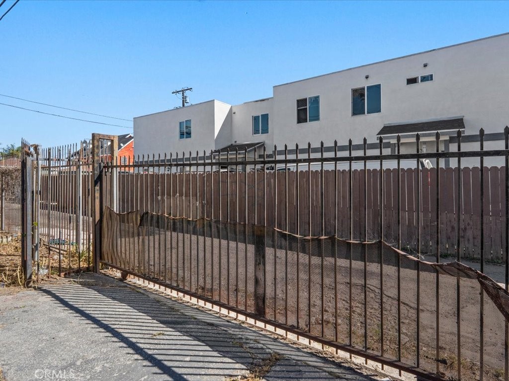 10918 S Figueroa Property Photo 21