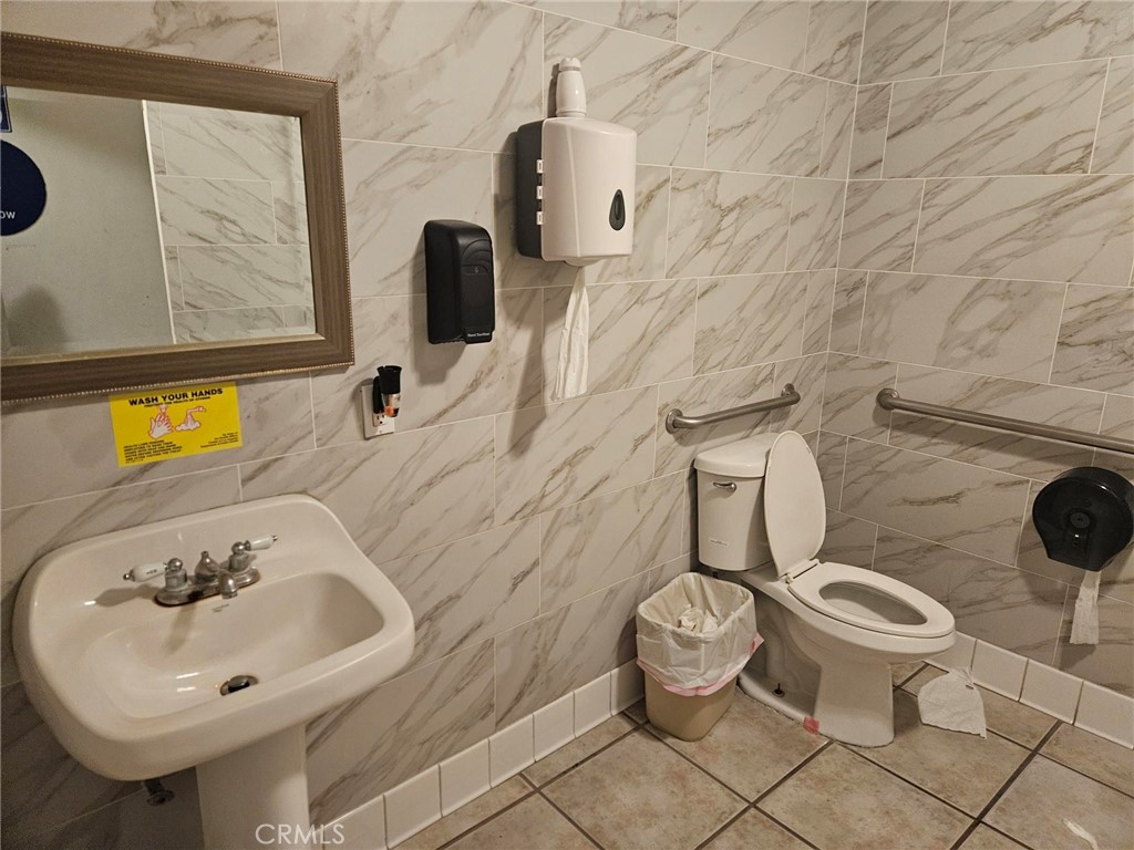 14131 Ramona Boulevard B Property Photo 15