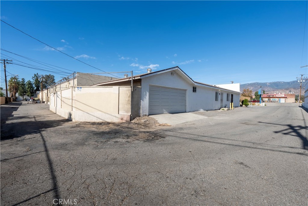 1731 E Highland Avenue Property Photo 2