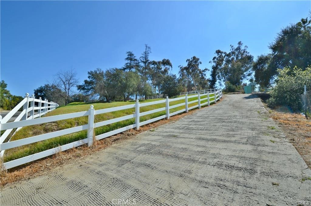 402 E De Anza Height Dr Property Photo 4