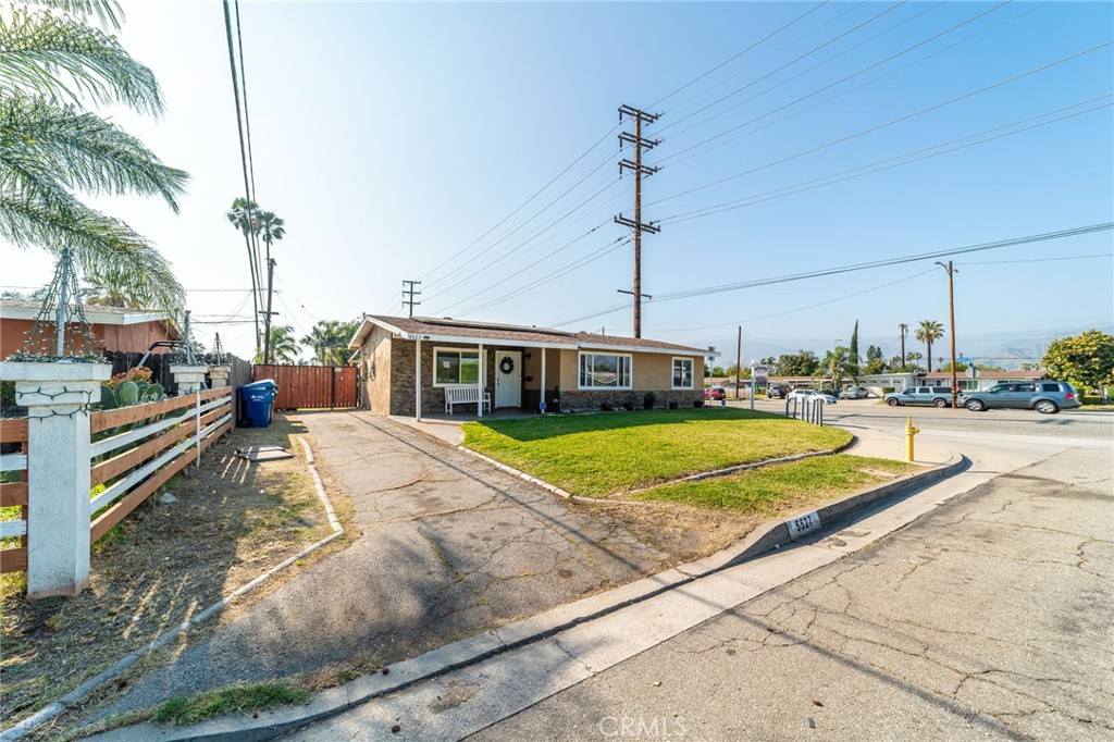 5527 N Fenimore Avenue Property Photo 1