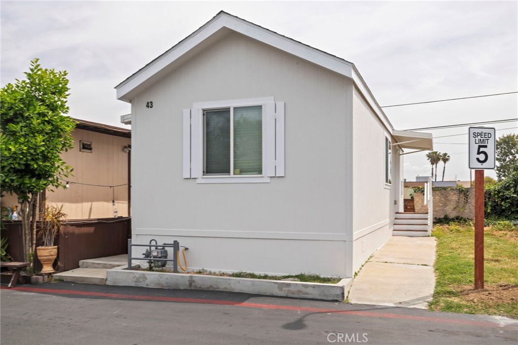 7650 Balboa Boulevard 43 Property Photo 6
