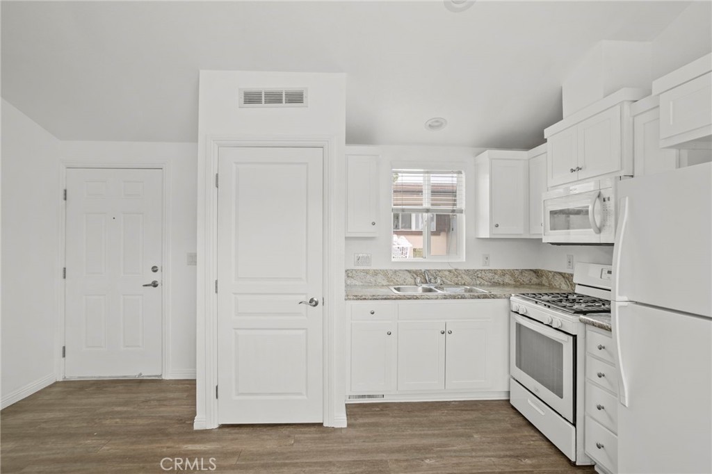 7650 Balboa Boulevard 43 Property Photo 11