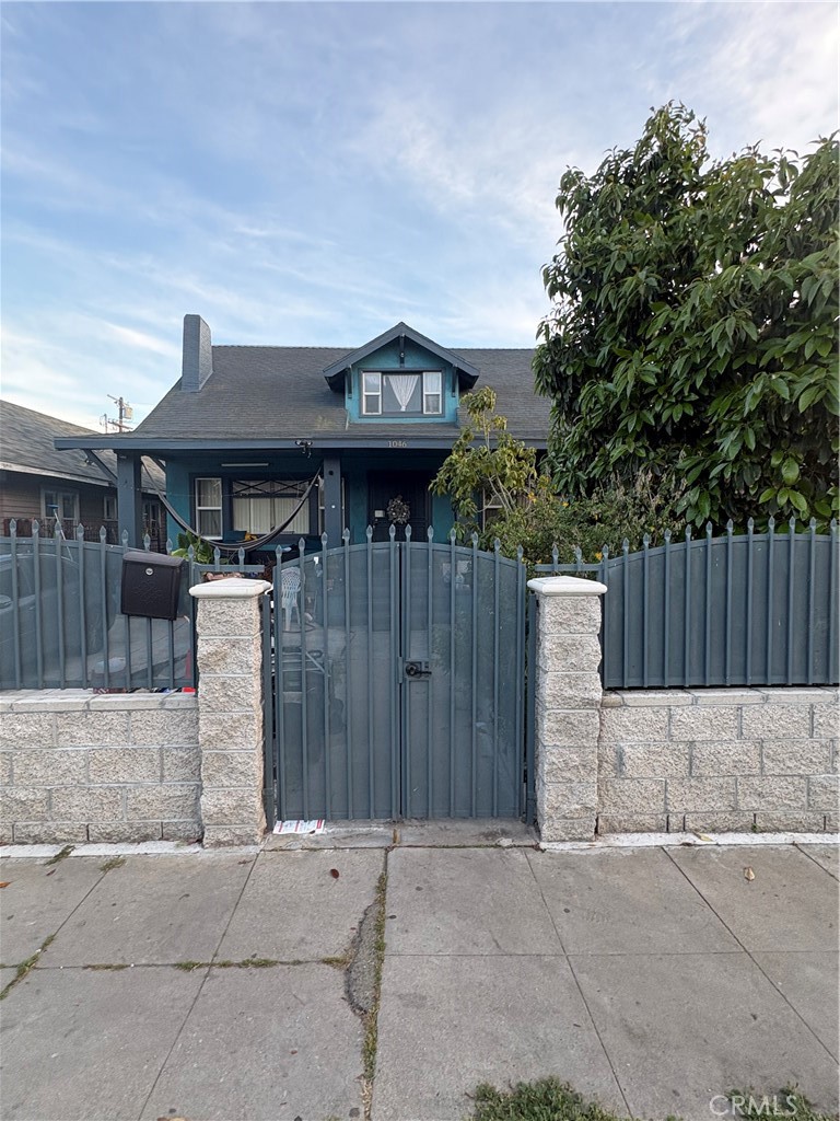 1046 W 49th Property Photo 1