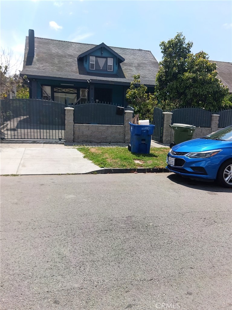 1046 W 49th Property Photo 2