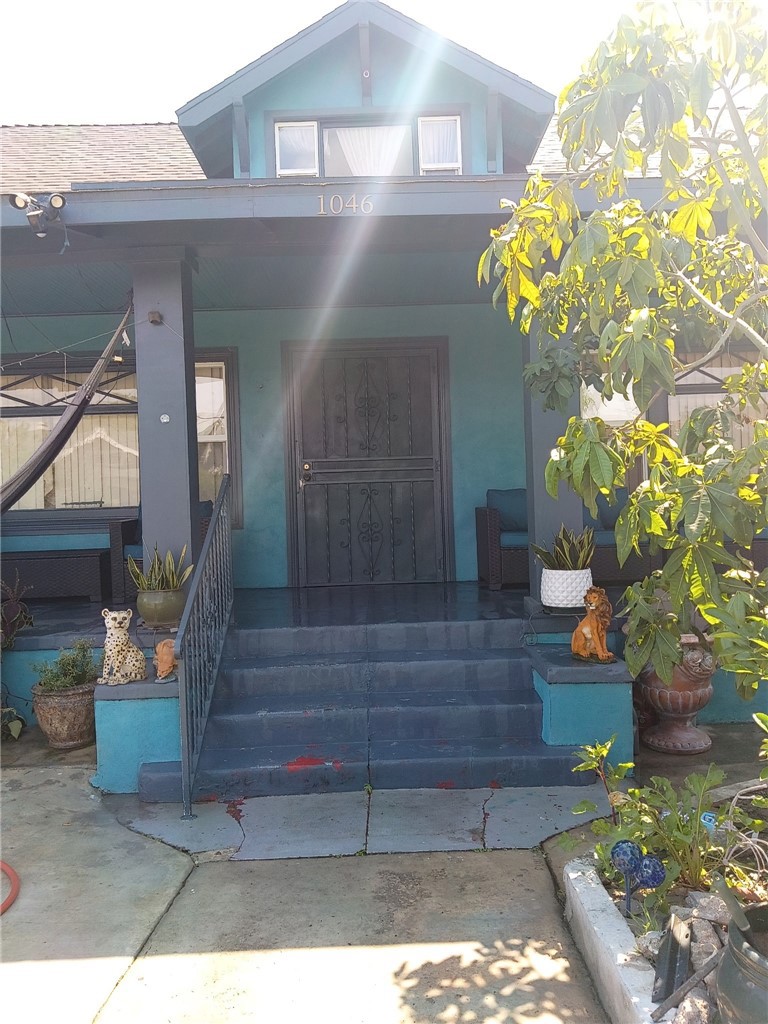 1046 W 49th Property Photo 3