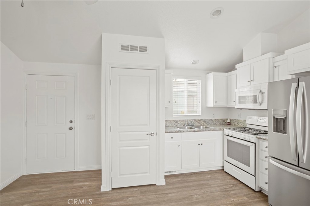 7650 Balboa Boulevard 129 Property Photo 10