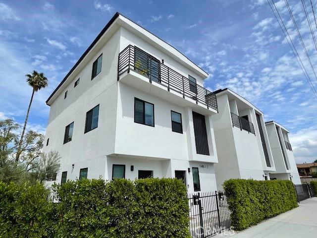 11451 W Victory Boulevard Property Photo 1