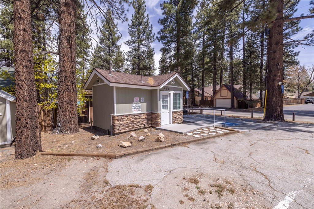 401 W Big Bear Boulevard Property Photo 9