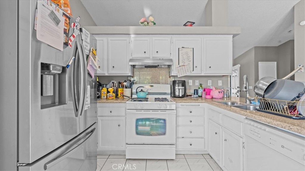 15711 Garnet Property Photo 8