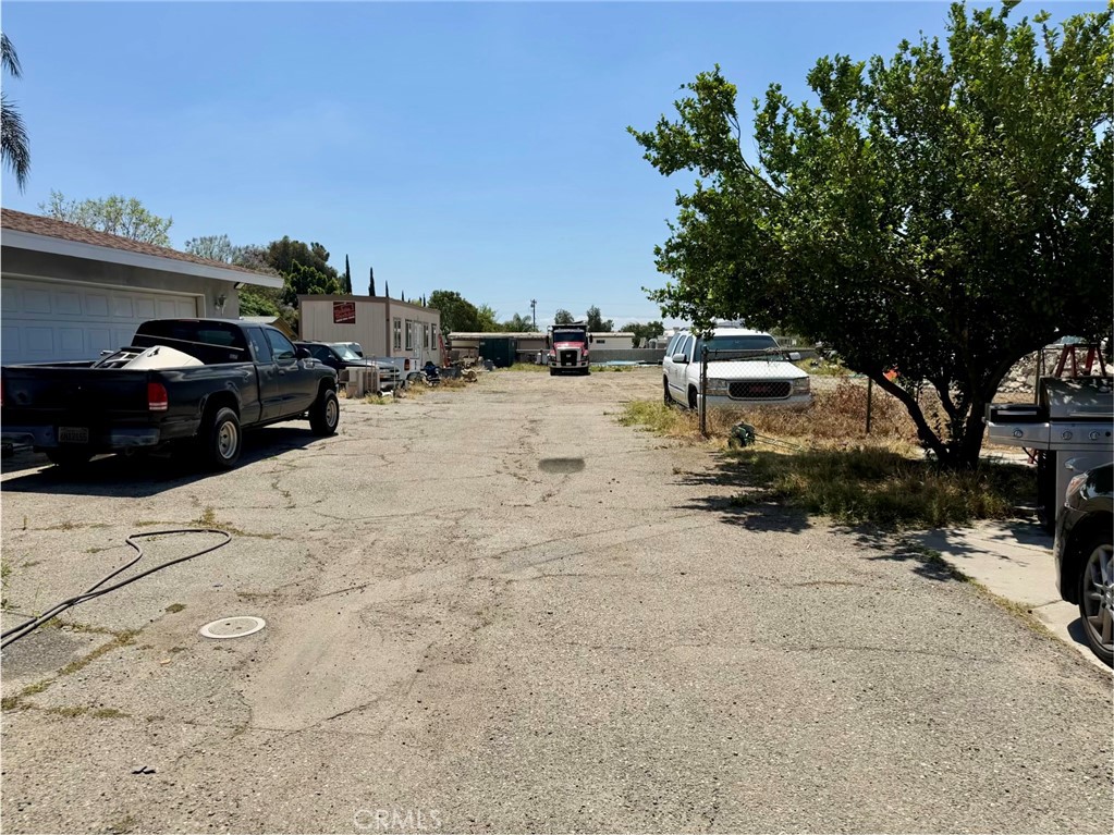19015 Slover Property Photo 6