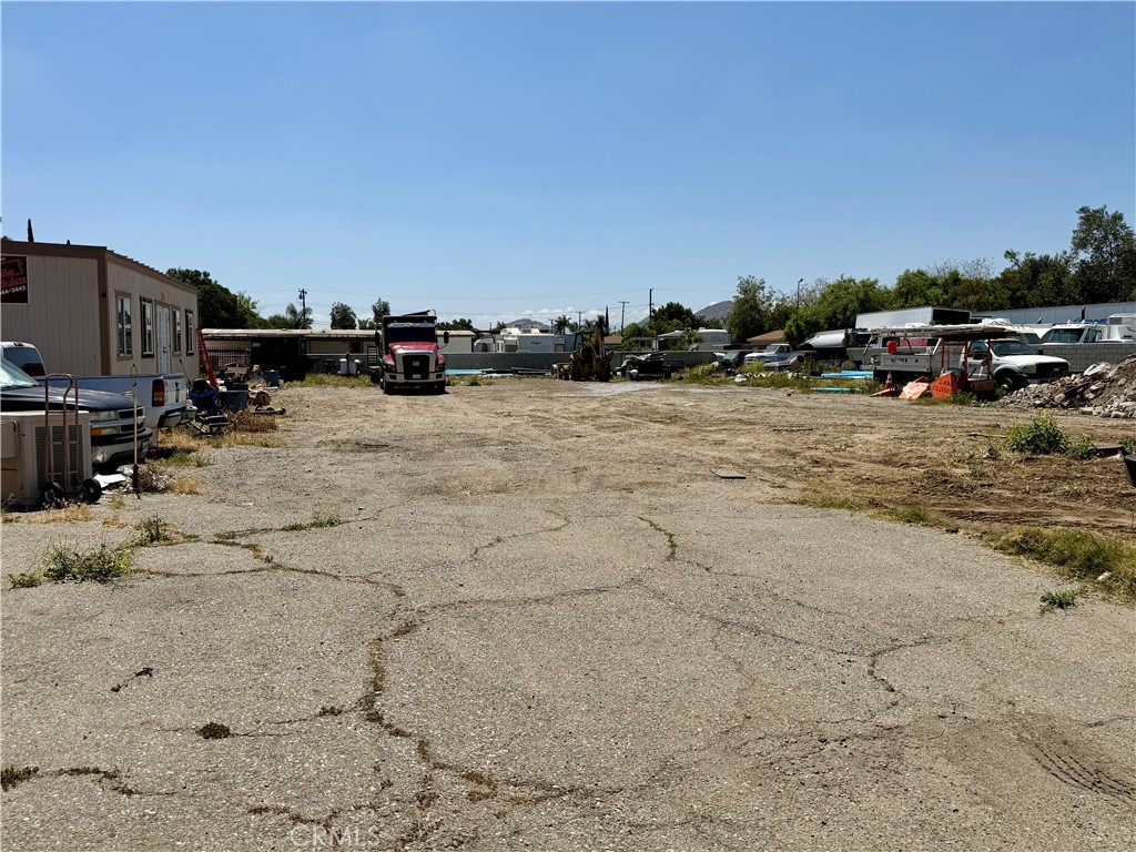19015 Slover Property Photo 9