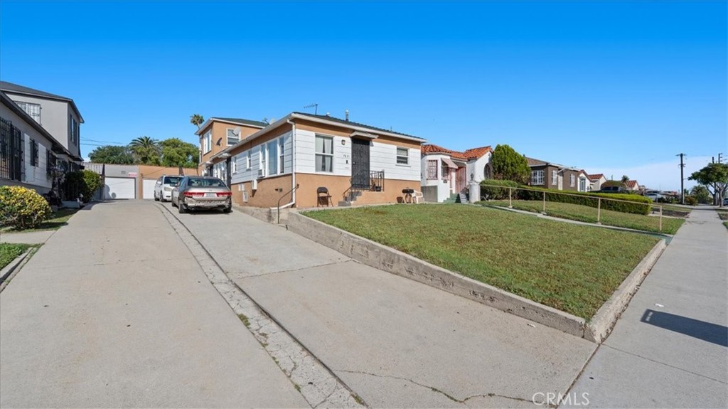 7831 S Normandie Property Photo 3