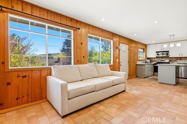 2285 Lausanne Drive Property Photo 6