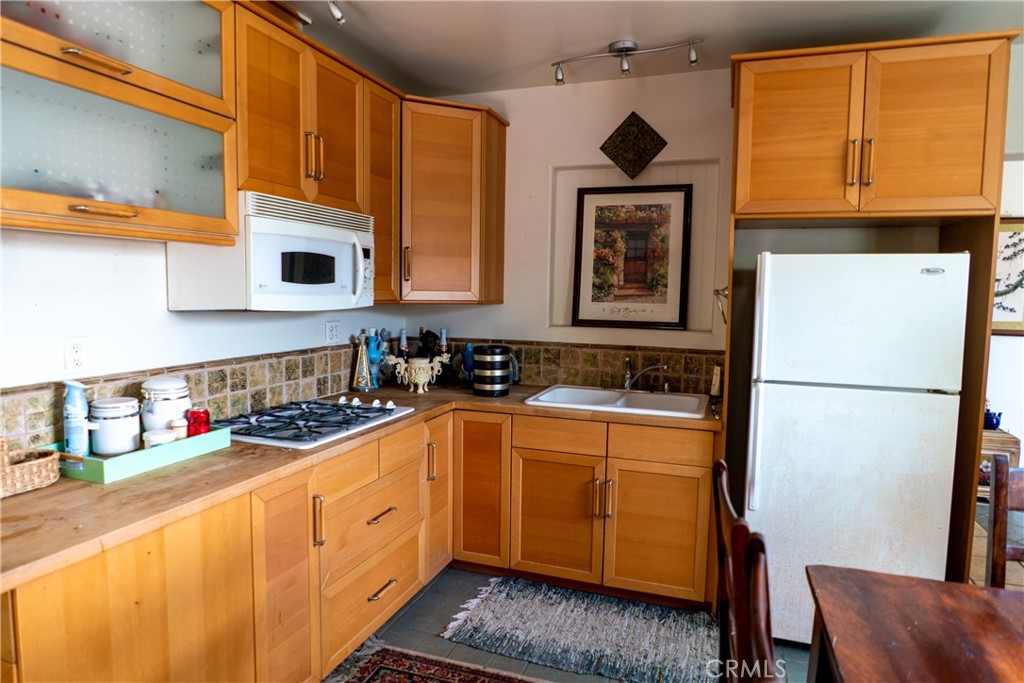 5106 N Glendora Property Photo 3