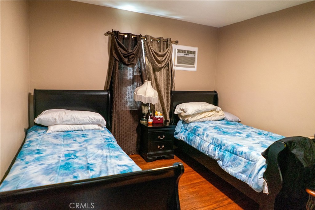 5106 N Glendora Property Photo 7
