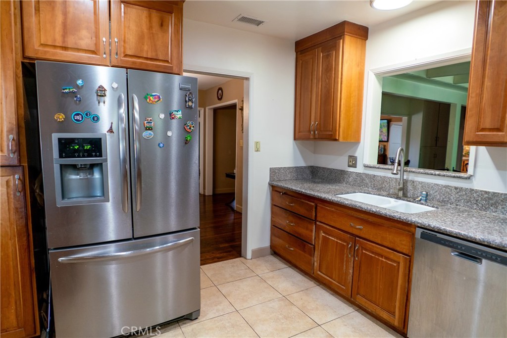 5106 N Glendora Property Photo 9