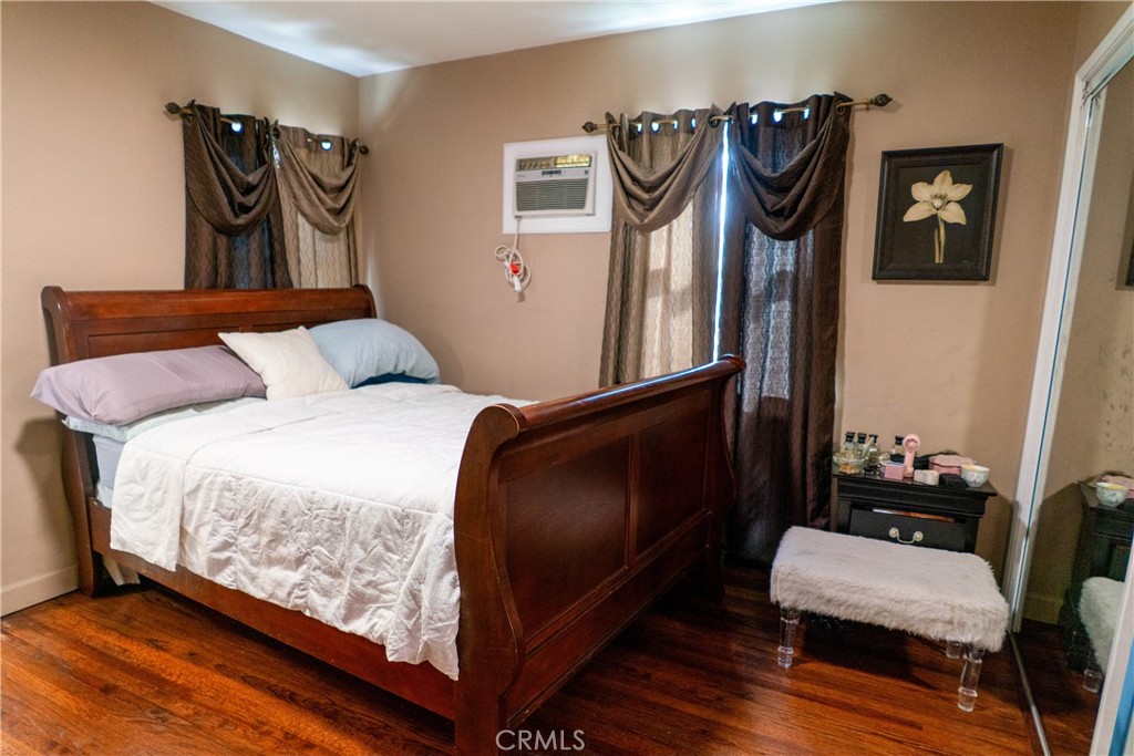 5106 N Glendora Property Photo 10