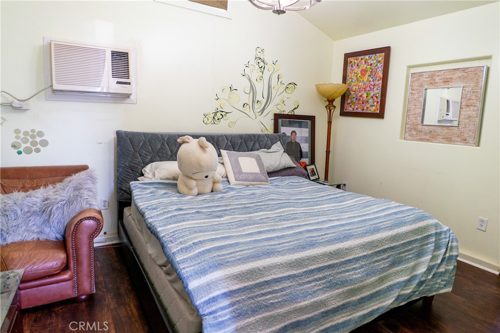 5106 N Glendora Property Photo 14