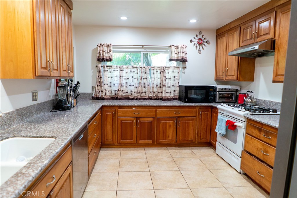 5106 N Glendora Property Photo 26