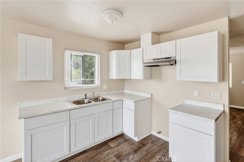 1011 W 8th Property Photo 16