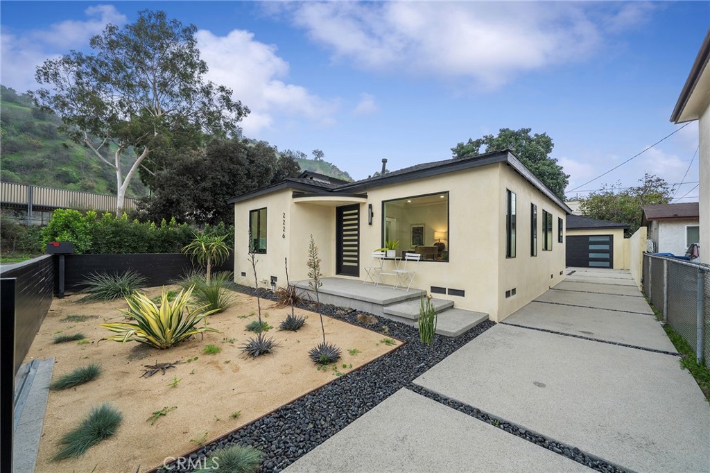 2229 Shoredale Property Photo 1