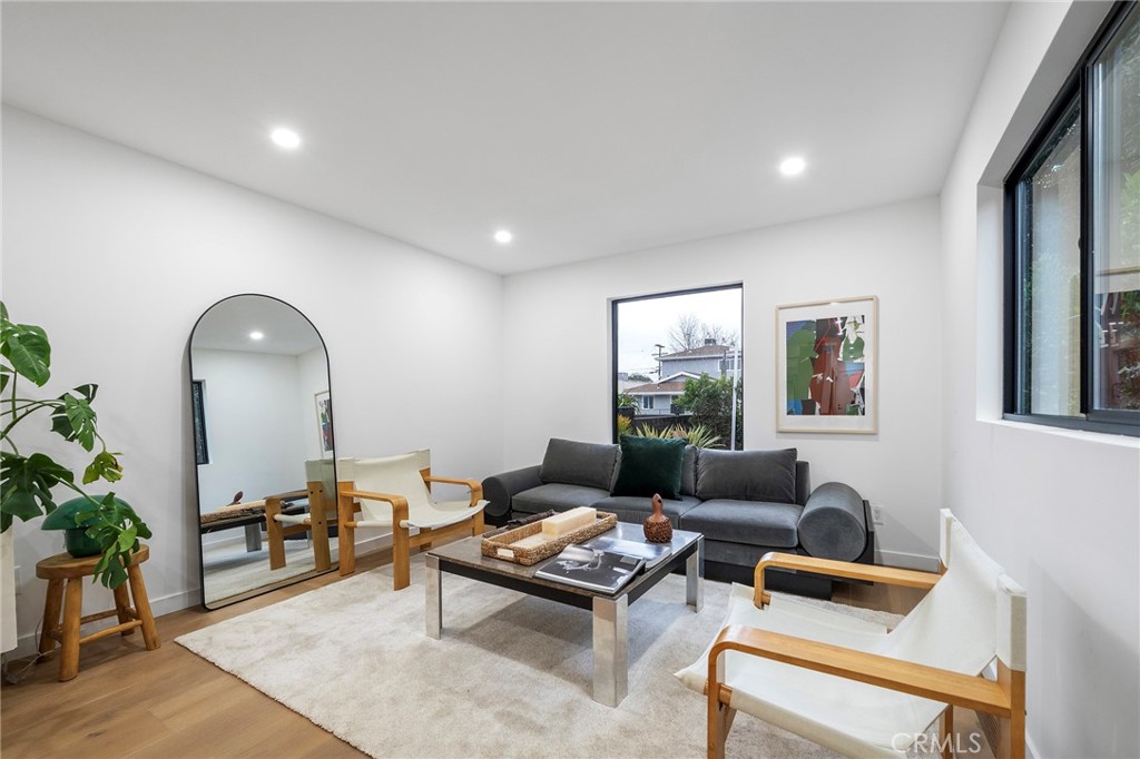 2225 Shoredale Property Photo 6