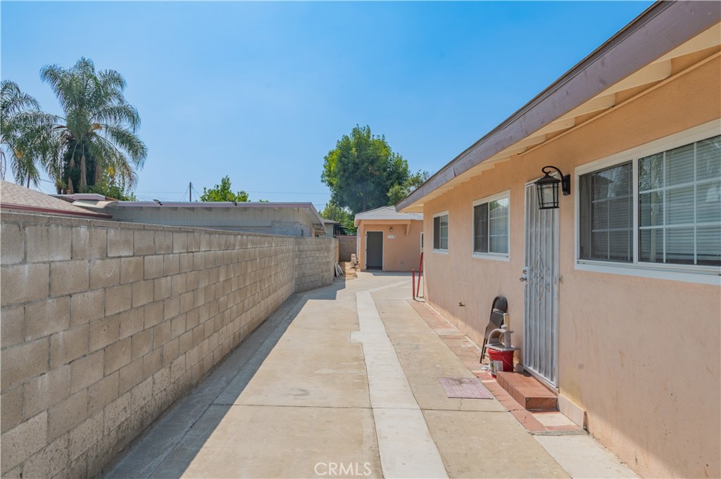 5033 Sultana Avenue B Property Photo 4