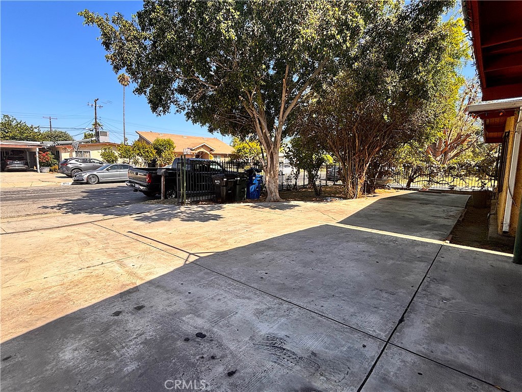 5703 N Rockvale Property Photo 3