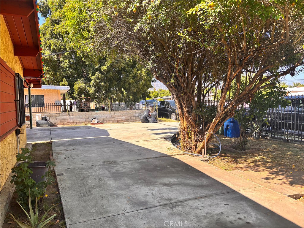 5703 N Rockvale Property Photo 4