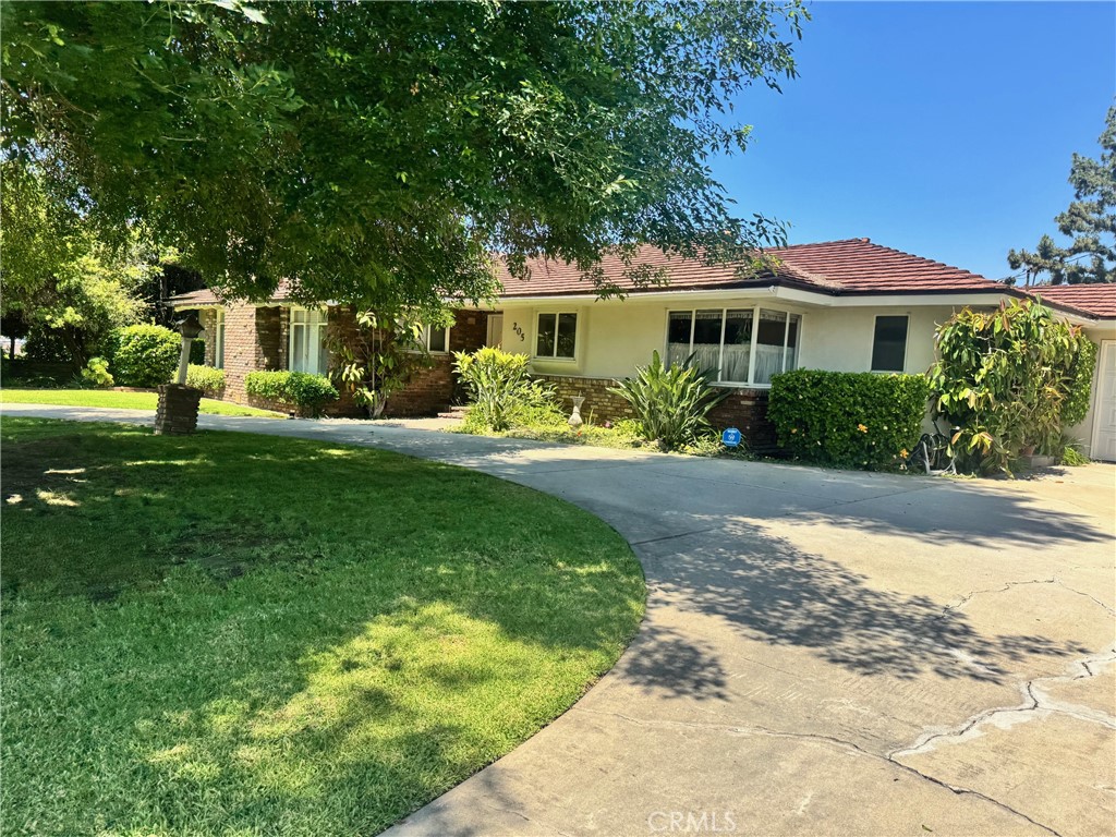 205 W Longden Property Photo 3