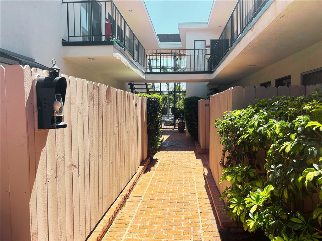 1522 S Centinela Ave 204 Property Photo 8