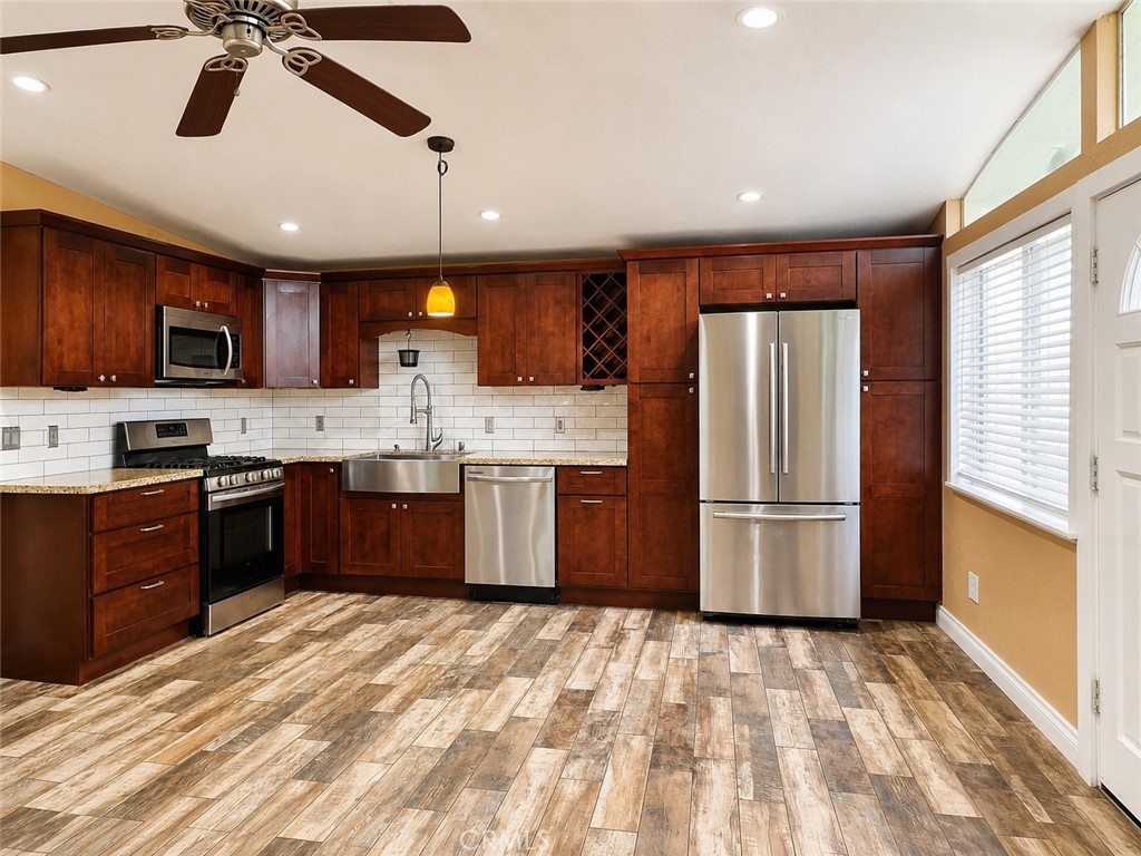 1252 E Walnut Property Photo 3