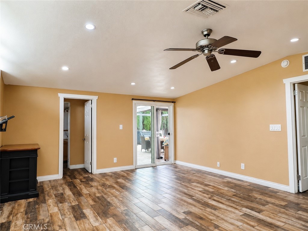 1252 E Walnut Property Photo 5